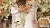 Resmi ikat janji sebagai suami-istri, berikut potret kemesraan Lesti dan Rizky Billar. (Kapanlagi.com/Budy Santoso)