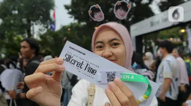 Salah satu penggemar Park Hyung Sik menunjukkan tiket masuk acara Fan Meeting di Tennis Indoor Kompleks Gelora Bung Karno, Jakarta, Sabtu (27/1/2024). (Liputan6.com/Herman Zakharia)