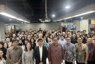 Menteri Koordinator Perekonomian Airlangga Hartarto meninjau langsung Program Magang Nasional di Emtek Group. Dia menegaskan, Program Magang Nasional merupakan investasi strategis pemerintah dalam menyiapkan sumber daya manusia (SDM) unggul menuju Indonesia Emas. (Liputan6.com/Muhammad Radityo Priyasmoro)