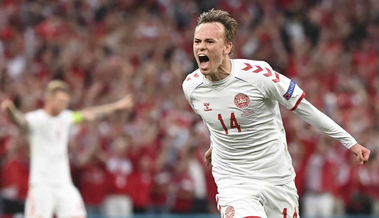Mikkel Damsgaard. Adalah sosok pengganti Christian Eriksen yang belum pulih usai insiden kolapsnya di laga perdana. Di dua laga berikutnya, Damsgaard menjadi pemain kunci saat berjumpa Belgia dan Rusia. Menghadapi Wales, Denmark berharap perannya dari lini kedua. (Foto: AP/Pool/Jonathan Nackstrand)