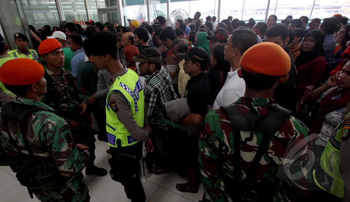 Sejumlah petugas TNI dan Polri tampak berjaga-jaga di sekitar lokasi, Jakarta, Jumat (20/2/2015). Adanya refund akibat penundaan keberangkatan sejumlah rute penerbangan Lion Air sejak Rabu (18/2/2015). (Liputan6.com/Faisal R Syam)