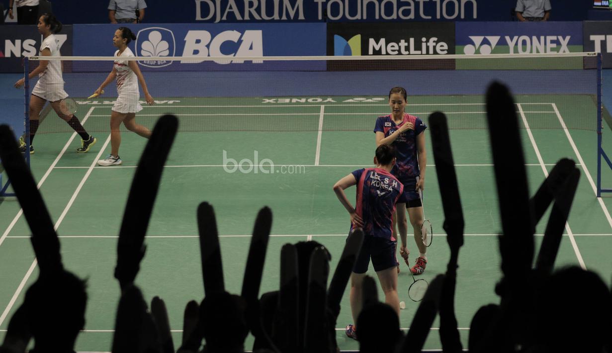 Pasangan  ganda putri Indonesia, Della Puspita Haris/Rosyita Eka Putri Sari, kalah dari pasangan Korea, Chang Ye Na/Lee So hee pada laga Indonesia Open 2017 di JCC, Jumat (16/6/2017). Indonesia kalah 21-17, 13-21- 13-21. (Bola.com/M Iqbal Ichsan)