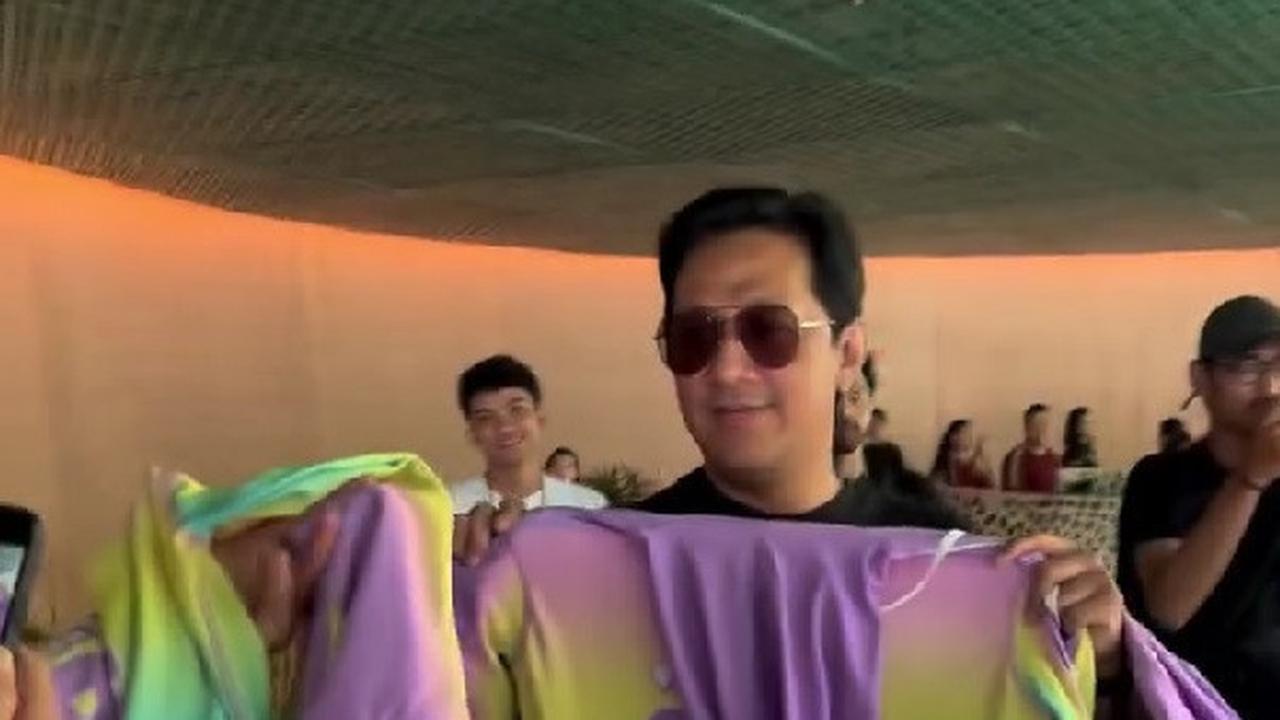 Momen Andre Taulany Kembali Bagikan Seragam untuk The Prediksi, Pakai Setelan Warna-Warni untuk ke Pantai