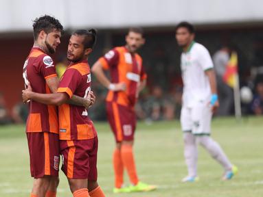 Pemain Borneo FC, Zulvin Zamrun dan Diego Michiels, merayakan kemenangan atas Surabaya United pada babak 8 besar Piala Jenderal Sudirman di Stadion Maguwoharjo, Sleman, Minggu (13/12/2015). Borneo FC berhasil menang 2-1. (Bola.com/Nick Hanoatubun)