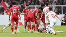 Para pemain Timnas Indonesia mengerumuni seorang pemain Vietnam yang terjatuh dalam laga leg pertama babak semifinal Piala AFF 2022 di Stadion Utama Gelora Bung Karno (SUGBK), Jumat (6/1/2023) sore WIB. Beberapa kali sempat terjadi insiden yang memancing keributan antara kedua tim. (Bola.com/Bagaskara Lazuardi)