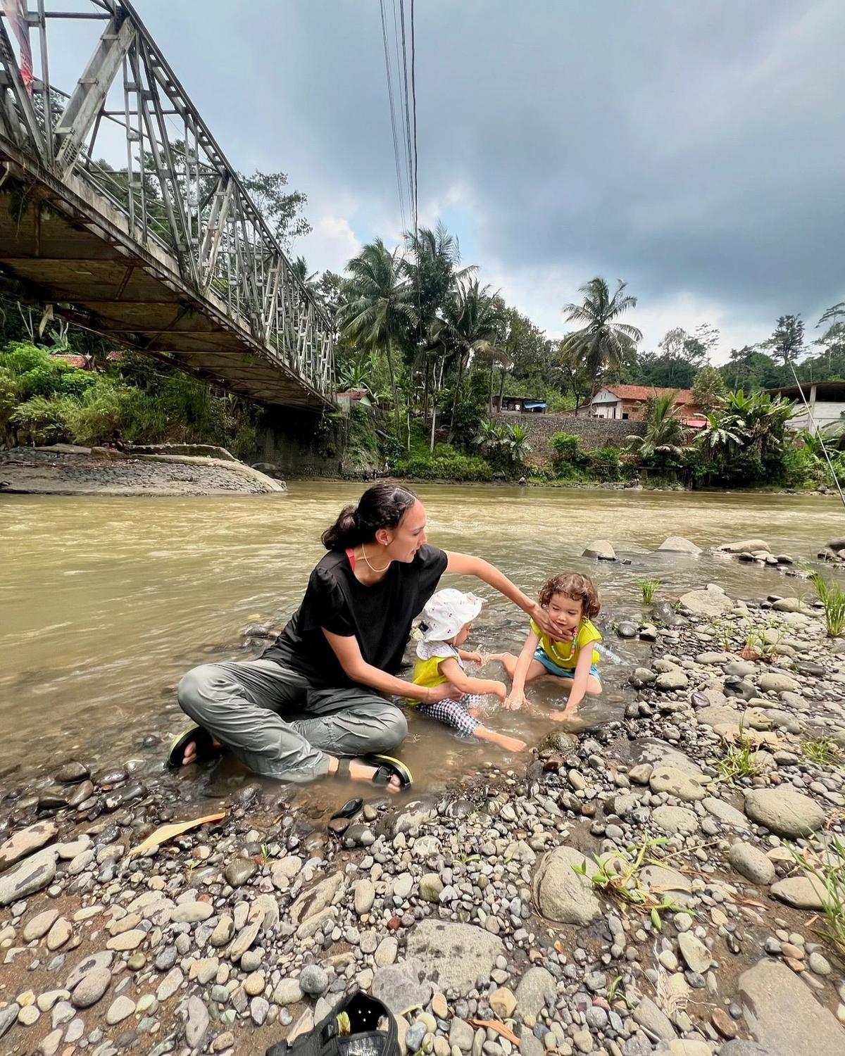 7 Potret 2 Anak Nadine Chandrawinata Diajak Main ke Sungai, Main Bareng Sambil Berendam