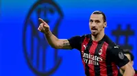 Penyerang AC Milan, Zlatan Ibrahimovic, merayakan gol yang dicetaknya ke gawan Inter Milan pada laga lanjutan Liga Italia di Stadion San Siro, Sabtu (17/10/2020) malam WIB. Dalam laga Derby Della Madonnina ini, AC Milan menang 2-1 atas Inter Milan. (AFP/Miguel Medina)