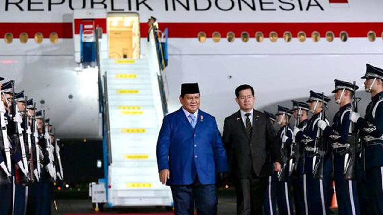 VIDEO: Adab Prabowo Lepas Sarung Tangan Saat Salami Pensiunan Jenderal Korea Selatan