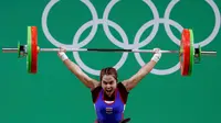 Atlet angkat besi wanita Thailand, Sopita Tanasan mengangkat beban dalam perlombaan angkat besi 48 kg putri pada Olimpiade 2016 di Rio de Janeiro , Brasil, (6/8). (REUTERS / Stoyan Nenov)