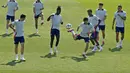 Para pemain timnas Spanyol mengikuti sesi latihan saat persiapan menghadapi turnamen EURO 2024 mendatang, di Las Rozas dekat Madrid, Selasa (4/6/2024). (AP Photo/Paul White)