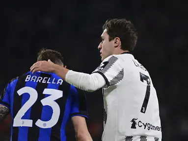 Pemain Juventus Federico Chiesa (kanan) memberi isyarat kepada pemain Inter Milan Nicolo' Barella pada pertandingan sepak bola leg pertama semifinal Coppa Italia di Allianz Stadium, Turin, Italia, Selasa (4/4/2023). (Marco Alpozzi/LaPresse via AP)