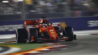 Pembalap Ferrari Sebastian Vettel memacu mobilnya dalam balapan Formula Satu (F1) Grand Prix Singapura di Sirkuit Jalan Marina Bay, Singapura (22/9/2019). Puncak klasemen sementara masih dipegang oleh Lewis Hamilton. (AP Photo/Eric To)