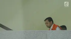 Terdakwa kasus dugaan korupsi proyek e-KTP, Setya Novanto berjalan menuju ruang pemeriksaan di Gedung KPK, Jakarta, Rabu (10/1). Setya Novanto diperiksa usai kedua putra putrinya meninggalkan gedung KPK usai diperiksa. (Liputan6.com/Helmi Fithriansyah)