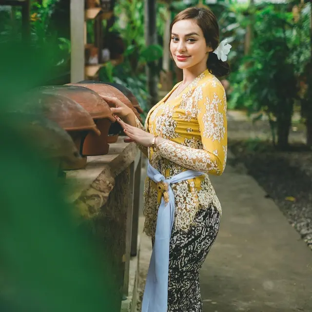 Pesona Nora Alexandra dalam Balutan Kebaya Bali. (Sumber: Instagram/ncdpapl)