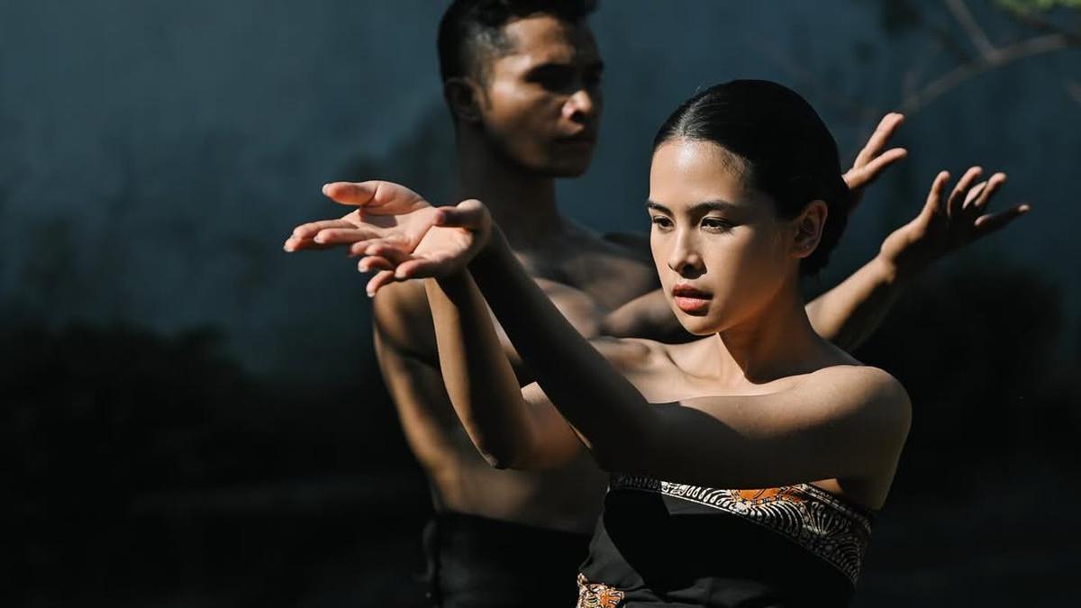 Pesona Ayu Maudy Ayunda Luwes Menari dalam Balutan Kemben Batik