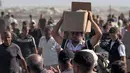 Kericuhan terjadi ketika warga Palestina menyerbu pusat distribusi makanan dengan menerobos pagar pembatas. Pasukan Israel di dekatnya melepaskan tembakan peringatan untuk menghentikan penyerbuan. Situasi inilah yang kemudian memicu kepanikan dan kekacauan. (Foto oleh AFP)