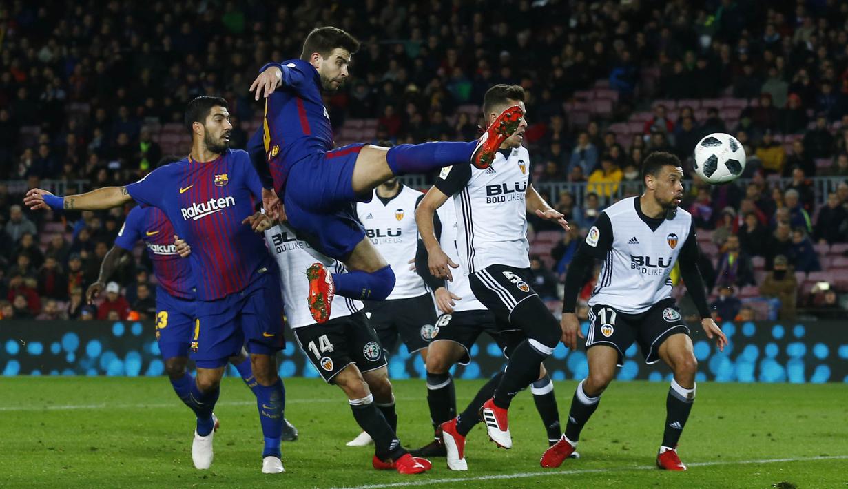 Bek Barcelona, Gerard Pique, melepaskan tendangan ke gawang Valencia pada laga leg pertama semifinal Copa Del Rey di Stadion Camp Nou, Jumat (2/2/2018). Barcelona menang 1-0 atas Valencia. (AP/Manu Fernandez)
