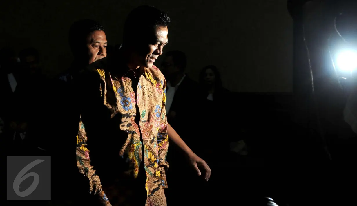 Mantan anggota DPRD DKI, M Sanusi usai menjalani sidang perdana sebagai terdakwa di Pengadilan Tipikor, Jakarta, Rabu (24/8). Sidang tersebut beragenda pembacaan dakwaan terkait kasus Raperda reklamasi pantai Teluk Jakarta. (Liputan6.com/Helmi Afandi)
