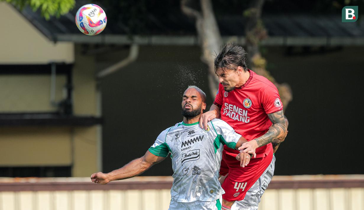 <p>Pemain Semen Padang, Tin Martic (kanan) memenangi duel udara dengan pemain PSS Sleman, Phil Ofosu Ayeh pada laga pekan ke-3 BRI Liga 1 2024/2025 di Lapangan STIK-PTIK, Jakarta Selatan, Senin (26/8/2024). (Bola.com/Bagaskara Lazuardi)</p>
