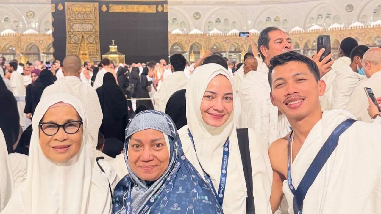 Enzy Storia Bagikan Kebahagiaan Tak Terhingga Bisa Kembali ke Baitullah di Bulan Ramadhan