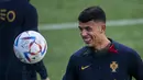 Gelandang timnas Portugal Matheus Nunes menghadiri sesi latihan di kamp pelatihan "Cidade do Futebol" di Oeiras, pinggiran Lisbon, Rabu (16/11/2022). Timnas Portugal akan menghadapi Timnas Nigeria di Estadio Jose Alvalade, Lisbon pada 18 November 2022, dalam laga pemanasan terakhir sebelum Piala Dunia 2022. (CARLOS COSTA / AFP)