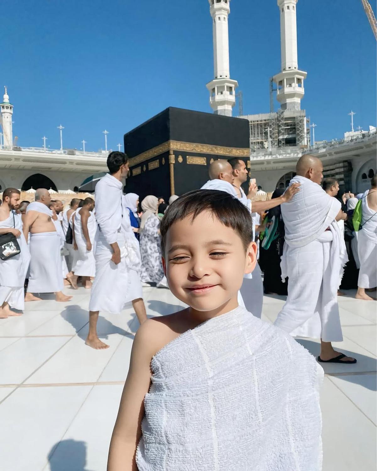 Potret Tasya Kamila Isi Liburan Akhir Tahun dengan Umrah Sekeluarga, Ajak 2 Anaknya Sekaligus