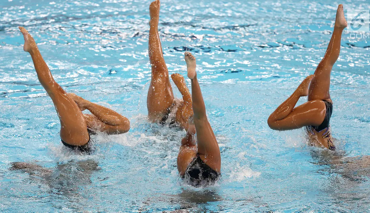 Tim perenang Artistik Indonesia menampilkan gerakan pada babak final nomor free routine Asian Games 2018 di Aquatic Center, Gelora Bung Karno, Jakarta, Rabu (29/8). Pada babak final, Indonesia memperoleh skor 132.2726. (Liputan6.com/Fery Pradolo)