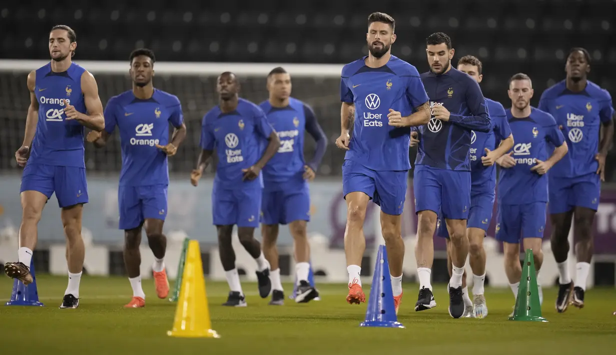 <p>Para Pemain Prancis melakukan pemanasan selama sesi latihan di stadion Jassim Bin Hamad di Doha, Qatar, Senin, 12 Desember 2022. Prancis akan bermain melawan Maroko dalam pertandingan semifinal Piala Dunia 2022 di Stadion Al Bayt, Al Khor, Kamis (15/12/2022) pukul 02.00 WIB. (AP Photo/Christophe Ena)</p>