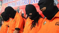 Tersangka anggota Dewan Perwakilan Rakyat Daerah Tabanan Bali dihadirkan saat rilis di Polda Metro Jaya, Jakarta, Kamis (15/6). Direktorat Reserse Narkoba Polda Metro Jaya tangkap anggota DPRD Tabanan Bali terkait narkoba. (Liputan6.com/Yoppy Renato)