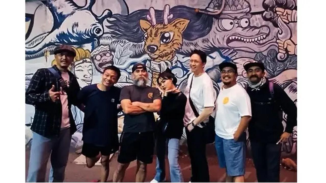 6 Potret Lawas Rina Nose saat Kuliah, Nostalgia Reuni Teman Jurusan Teater