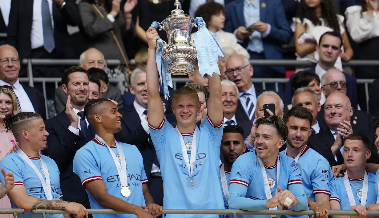 Dengan kemenangan ini, Manchester City berhak mengangkat trofi nomor 7 di Piala FA.(AP Photo/Dave Thompson)
