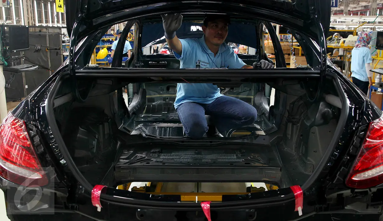Pekerja merakit bagasi mobil Mercedes-Benz di fasilitas perakitan Mercedes-Benz, Bogor, Selasa (24/1). Produksi model baru ini merupakan bukti nyata Mercedes-Benz menjadikan Indonesia sebagai basis produksi kendaraan Mercedes. (Liputan6.com)