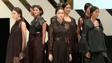 Bertajuk The Style Millennial. Runway Hits akan menampilkan karya dari lima desainer dari 4 negara di Asia, yaitu Indonesia, Thailand, Singapura, dan Malaysia.