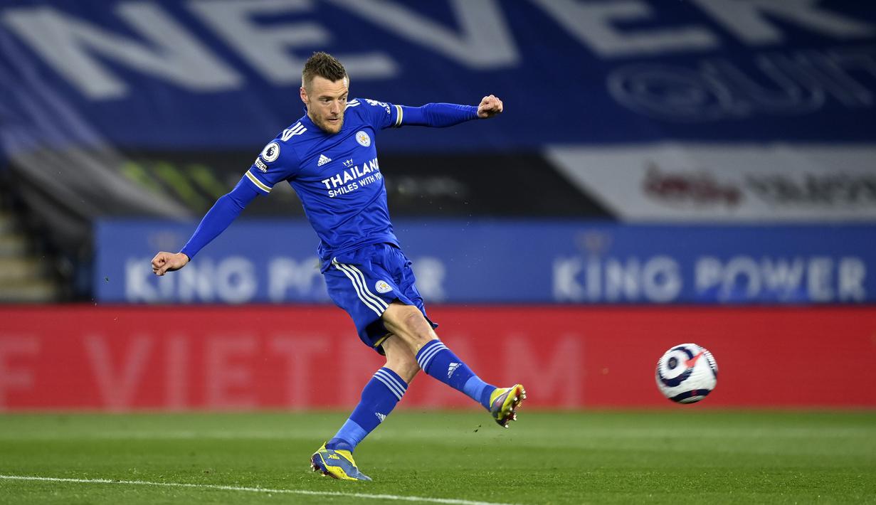 Striker Leicester City, Jamie Vardy melepaskan tendangan yang berbuah gol pertama timnya ke gawang West Bromwich Albion dalam laga lanjutan Liga Inggris 2020/2021 pekan ke-32 di King Power Stadium, Leicester, Kamis (22/4/2021). Leicester menang 3-0 atas West Brom. (AP/Michael Regan/Pool)