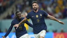 Olivier Giroud berhasil menyumbangkan dua gol untuk kemenangan 4-1 Prancis atas Australia pada matchday pertama Grup D Piala Dunia 2022 yang berlangsung di Al Janoub Stadium, Rabu (23/11/2022) dini hari WIB. Gol pertama pemain AC Milan itu dicetak pada menit ke-32 setelah menerima asisst dari Adrien Rabiot. Sementara itu, gol keduanya dicetak pada menit ke-71 lewat tandukannya usai sukses mengkonversi umpan dari Kylian Mbappe. (AP/Francisco Seco)