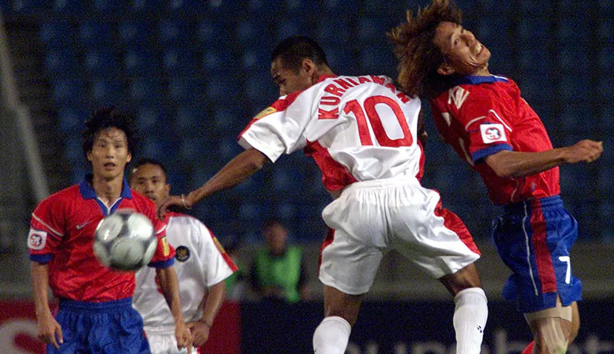 Kurniawan Dwi Yulianto. Striker yang pensiun dari Timnas Indonesia pada 2005 ini mampu mencetak 2 gol saat melawan Malaysia di semifinal Piala AFF 2004. Satu gol dicetak di leg pertama (28/12/20224) dan 1 gol lagi di leg kedua (3/1/2005). Skor akhir 1-2 dan 4-1 untuk Indonesia. (AFP/Joseph Barrak)