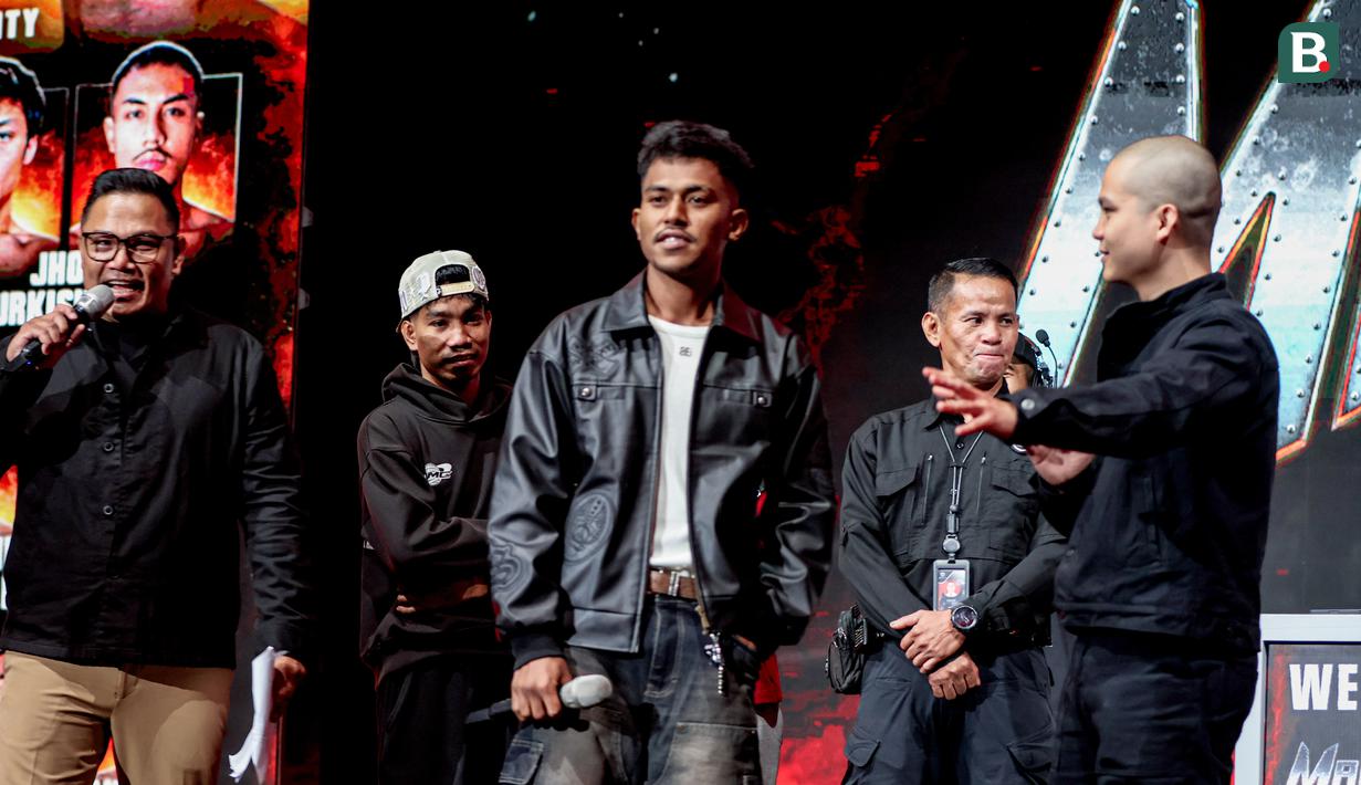 Salah satu petarung utama di Byon Madness Vol. 3, Nelson (tengah) saat di perkenalkan saat sesi timbang badan dan konferensi pers yang belangsung di Studio 6 Emtek Cit pada Sabtu (27/2/2026) pagi hari WIB. Bola.com/Nur Iman Ali)
