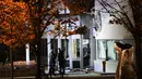 Petugas mengecek kantor polisi setelah ledakan dahsyat di pintu masuk utama di Helsingborg, Swedia (18/10). Ledakan terjadi tengah malam waktu setempat dan juga menghancurkan jendela sebuah bangunan. (AFP Photo/TT News Agency /Johan Nilsson/Sweden Out)