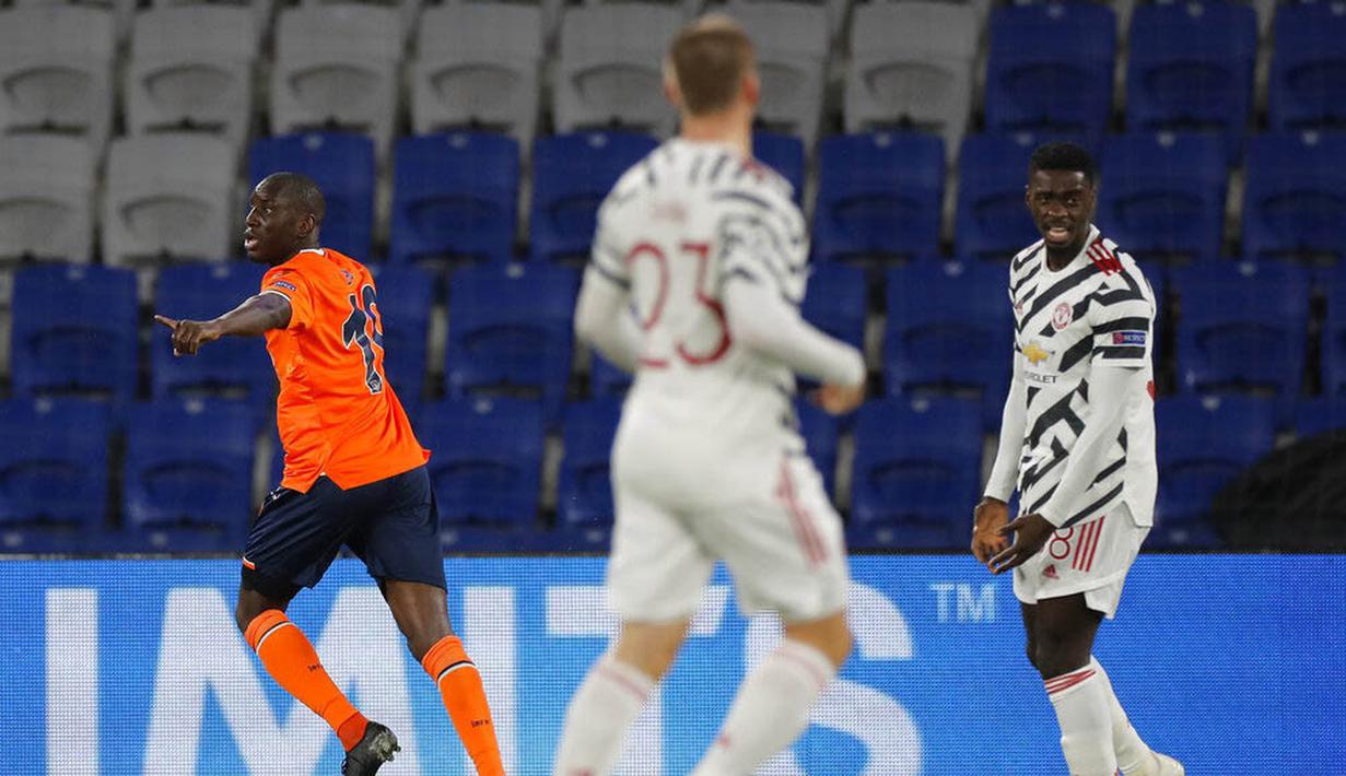 Pemain Manchester United, Axel Tuanzebe, tampak kecewa usai gawang nya dijebol pemain Istanbul Basaksehir, Demba Ba, pada laga Liga Champions di Stadion Fatih Terim, Kamis (5/11/2021). MU kalah dengan skor 2-1. (AP Photo)