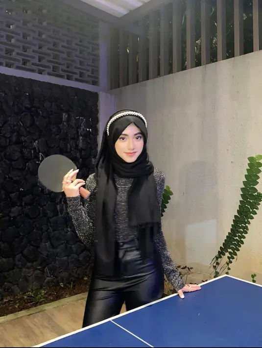 Kamu juga bisa tampil oke saat sport date. Kamu dapat menggunakan baju berbahan jersey serta leather pants saat diajak bermain tenis meja. (instagram/shireeenz)
