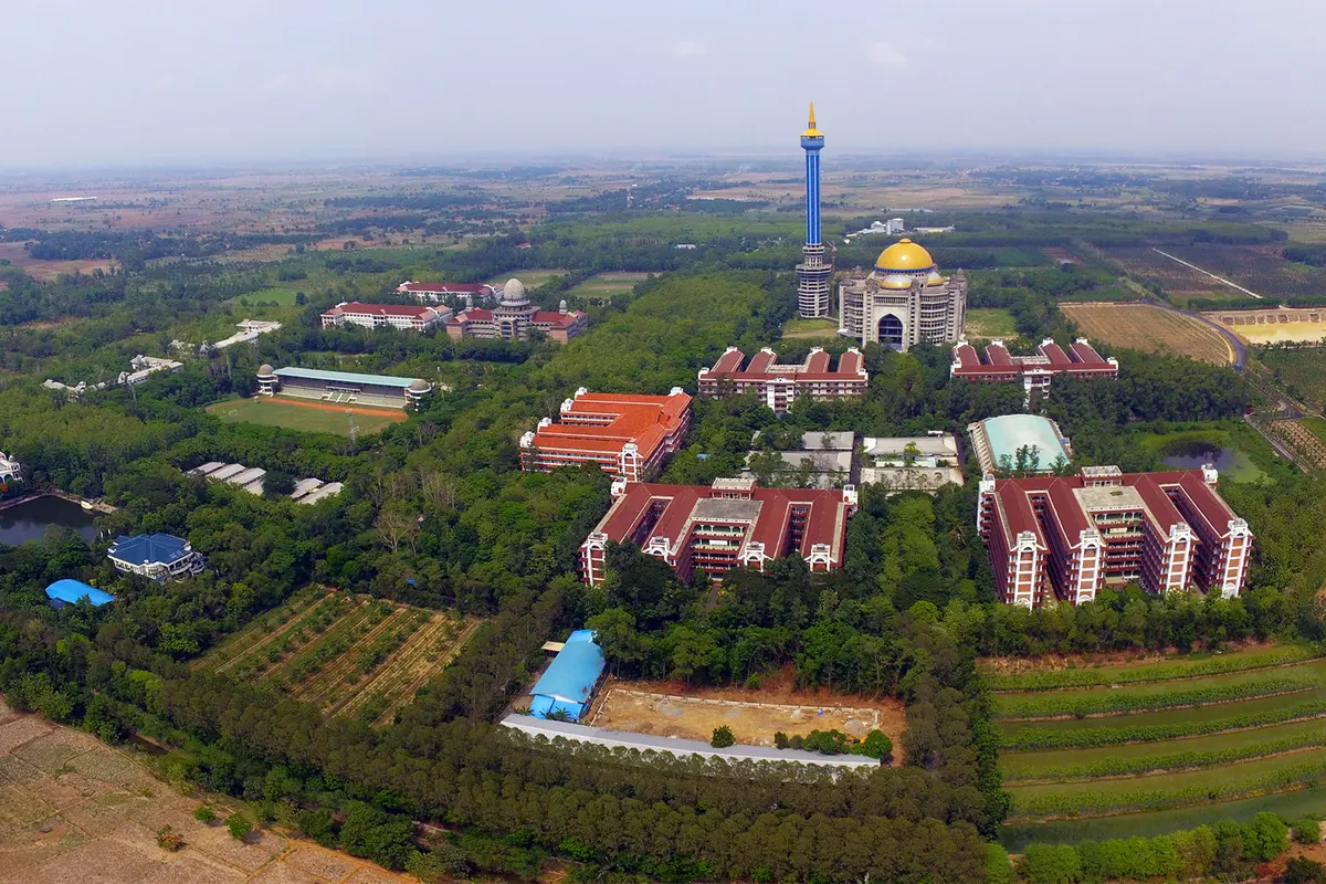 Kompleks pesantren Al Zaytun yang berada di Indramayu. (sumber foto: al-zaytun.sch.id).