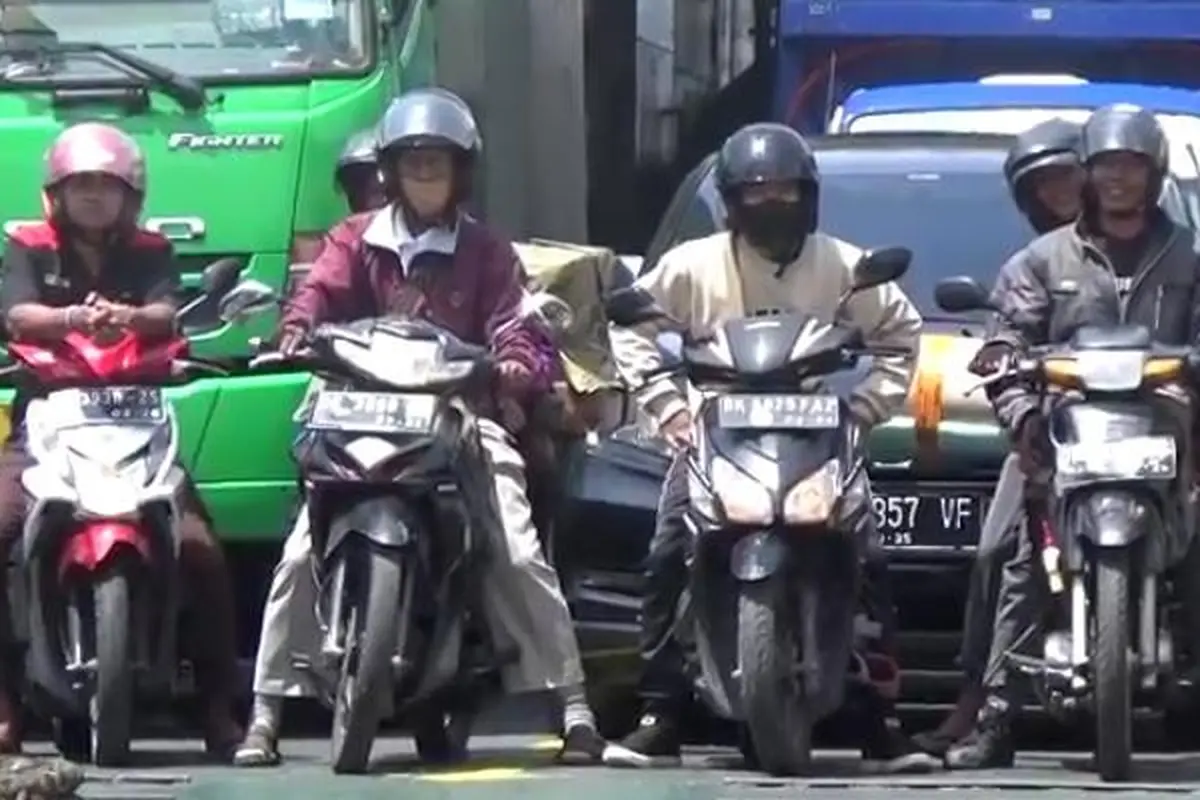 Arus mudik dan balik Lebaran 2023 di Pelabuhan Ketapang Banyuwangi. (Hermawan Arifianto/Liputan6.com)