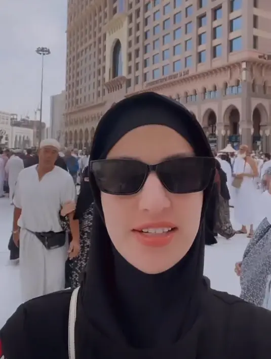 Biasa tampil terbuka, Nia Ramadhani kini terlihat cantik dengan pakaian tertutup dan berhijab.[instagtam/ramadhaniabakrie]