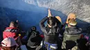 Umat Hindu dari komunitas Tengger mempersembahkan doa di kawah Gunung Bromo selama festival Yadnya Kasada di gunung dekat Probolinggo, Jawa Timur, Senin 1 Juni 2026. (JUNI KRISWANTO/AFP)
