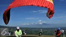 Sebuah parasut siap diterbangkan di Puncak Pass, Bogor, Jumat (6/4). Sebagian warga memanfaatkan libur panjang akhir pekan ini dengan bermain Paralayang. (Liputan6.com/Johan Tallo)