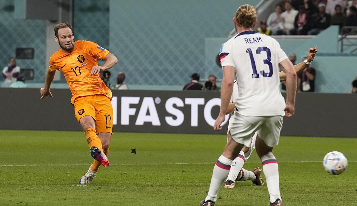 Di masa injury time babak pertama, Belanda malahan sukses menggandakan keunggulan menjadi 2-0 lewat gol Daley Blind. Gol dicetak lewat skema yang mirip dengan gol pertama dan lagi-lagi Denzel Dumfries menjadi aktor pemasok umpan matang. (AP/Martin Meissner)