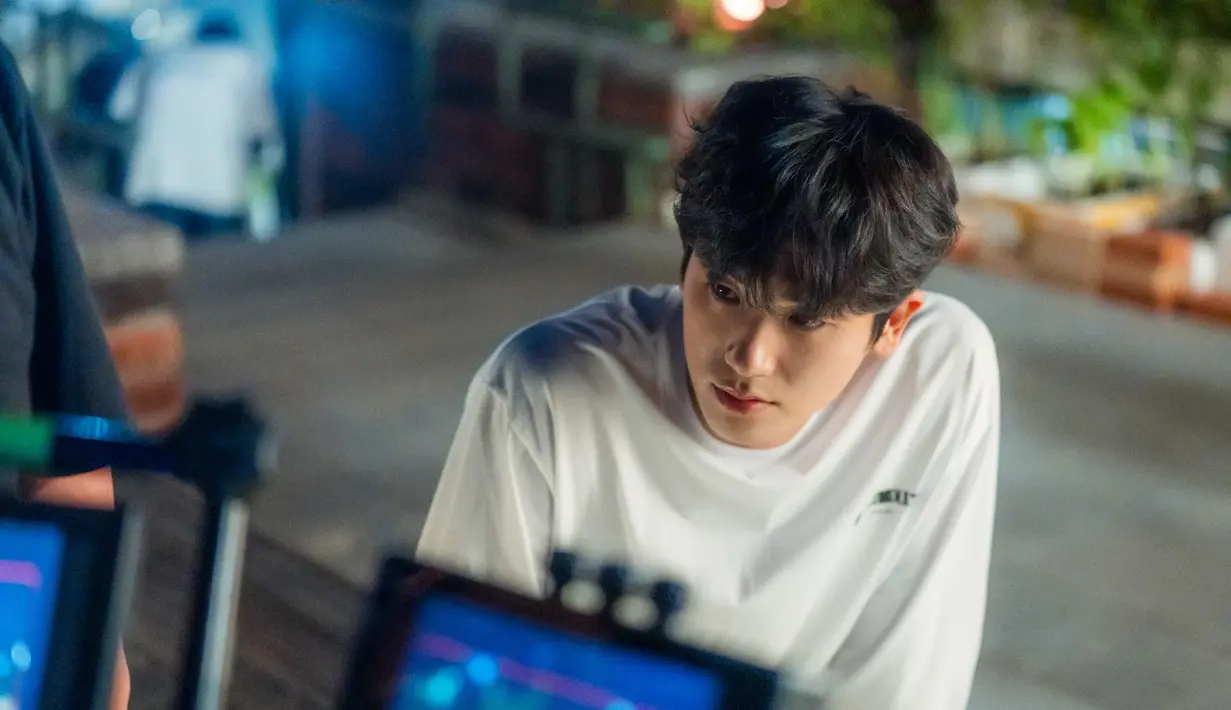 Park Hyung Sik juga terlihat serius melihat aktingnya melalui layar monitor. Foto ini memancarkan sisi profesionalismenya sebagai aktor. (Foto: JTBC)