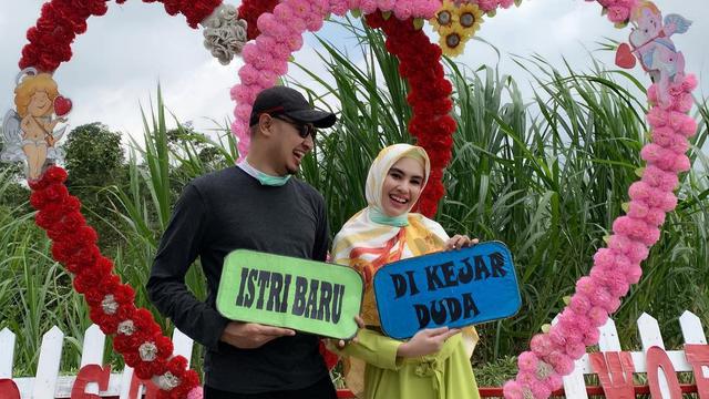 Kartika Putri dan Suami