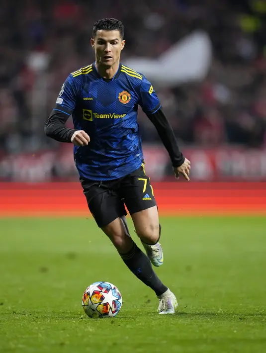 Penyerang Manchester United, Cristiano Ronaldo membawa bola saat bertanding melawan Atletico Madrid pada pertandingan leg pertama babak 16 besar Liga Champions di Stadion Wanda Metropolitano, Kamis (24/2/2022). Atletico bermain imbang atas Manchester United 1-1. (AP Foto/Manu Fernandez)
