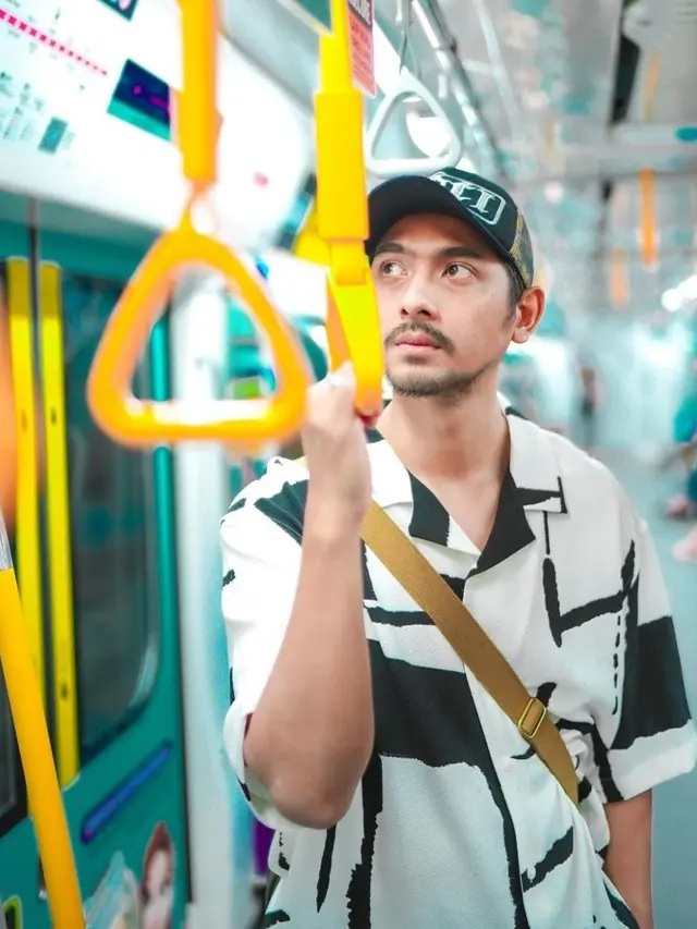 Pesona Arya Saloka saat Naik MRT